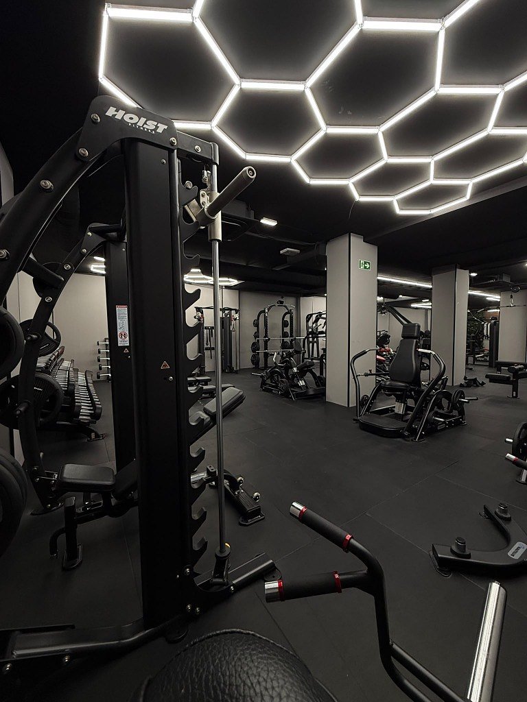Zona de entrenamiento de Evolution Picassent con máquinas Hoist y luces hexagonales