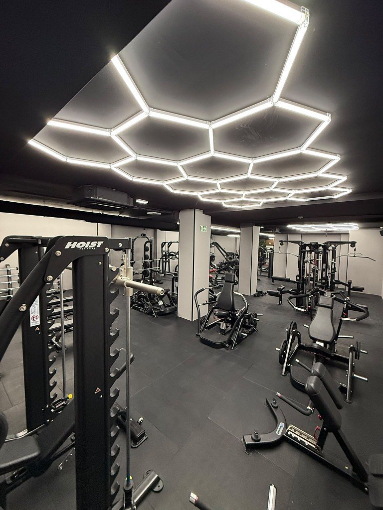 Sala de musculación de Evolution Training Club Picassent con techo LED hexagonal